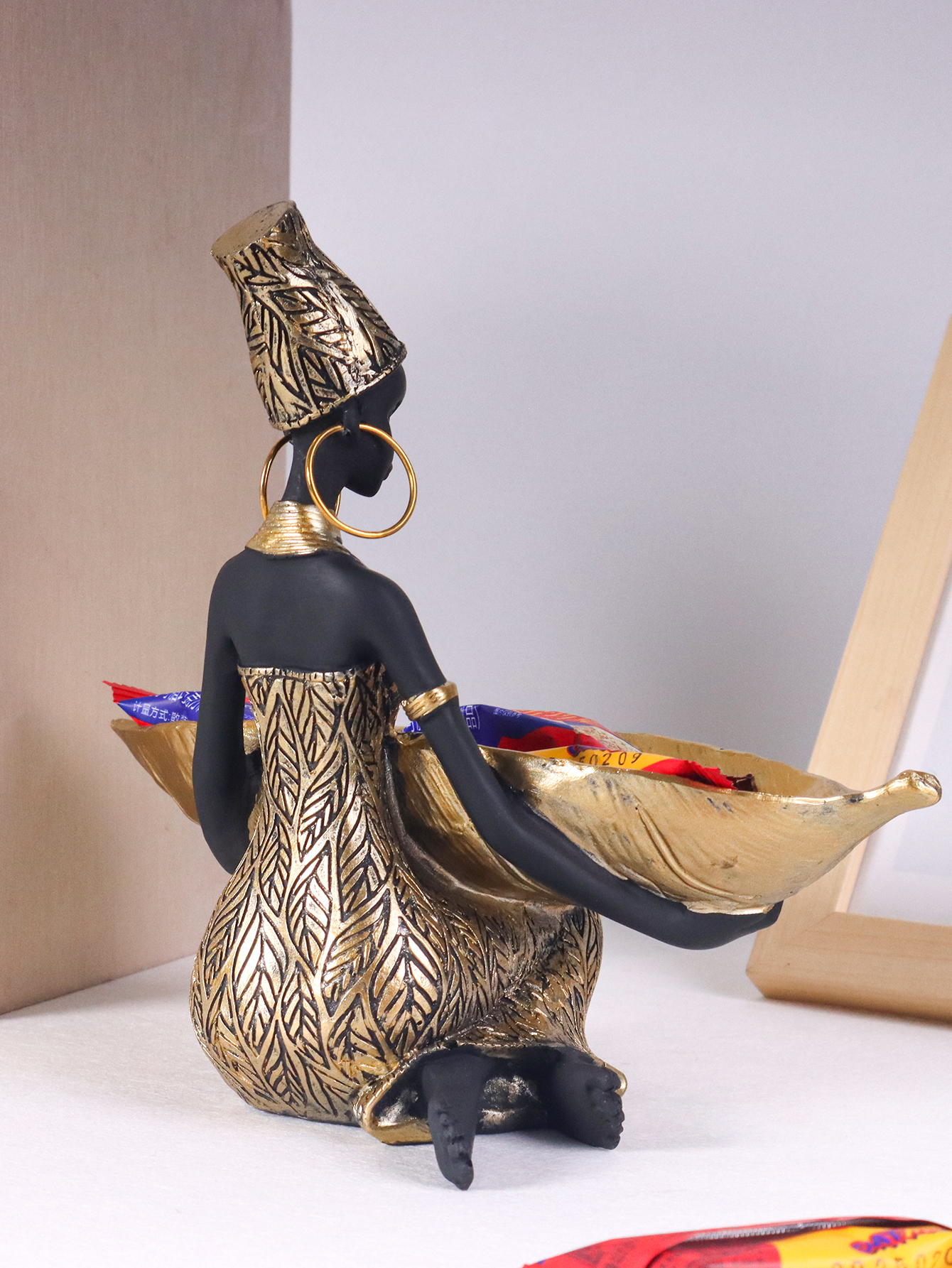 African Girl Holding a Plate S - مراجعة Vintage Collectible Ornaments وسعره